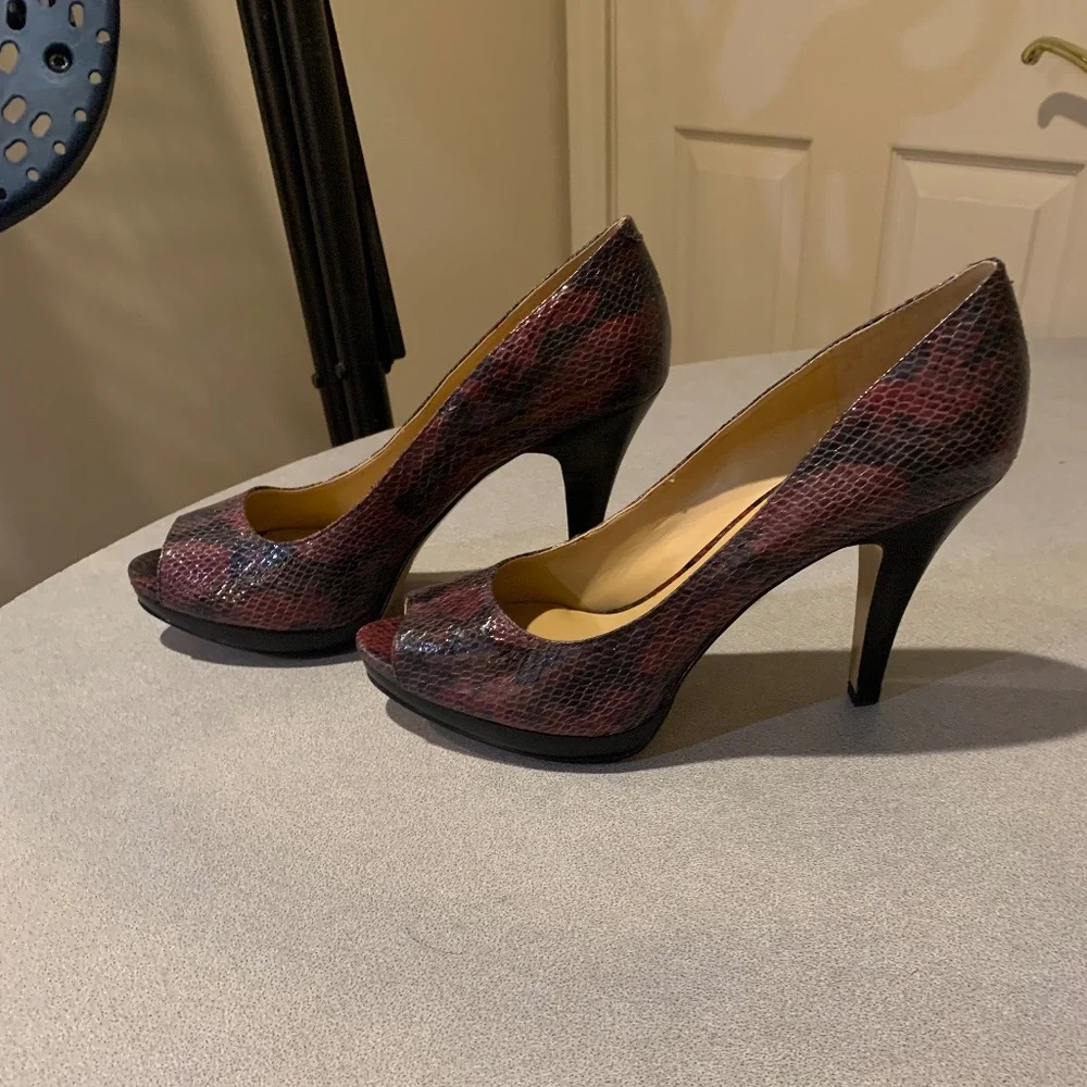NWOB Burgundy/Black Snakeprint Leather Platform Pumps sz 8.5 M